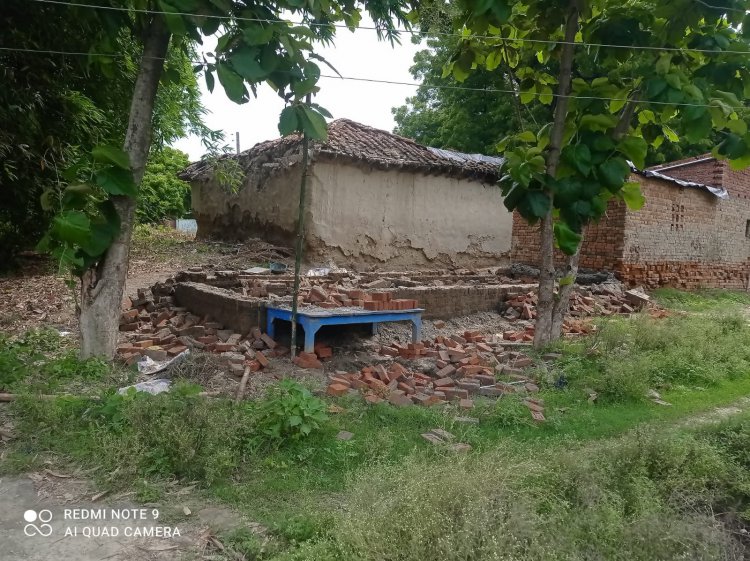 निर्माणाधीन घर को दबंगो ने गिराया