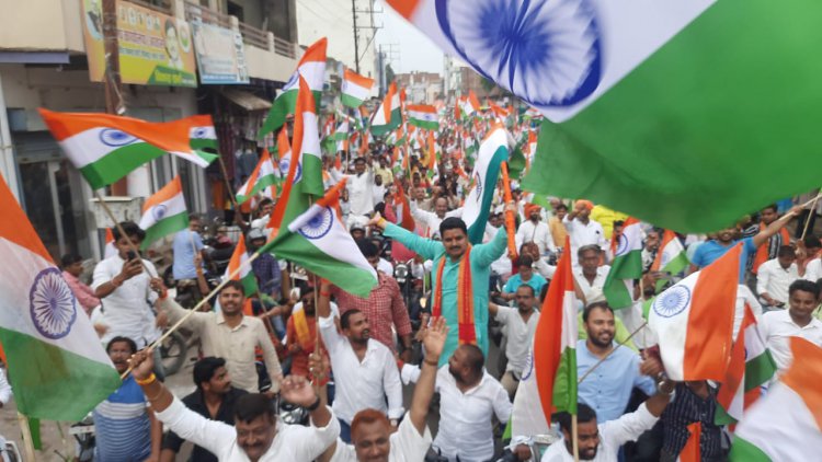 युवा मोर्चा के नेतृत्व मे मोटर साइकिल से भाजपा कार्यकर्ताओं ने निकाला तिरंगा यात्रा