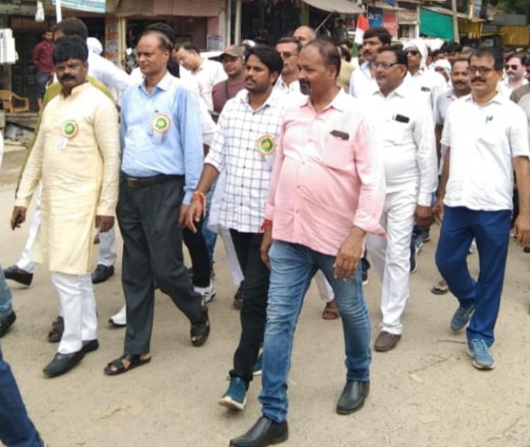 अमृत महोत्सव के 75 वें स्वतंत्रता दिवस पर विकासखंड डोभी  प्रमुख प्रतिनिधि एवं कर्मचारियों द्वारा निकाली गई तिरंगा यात्रा