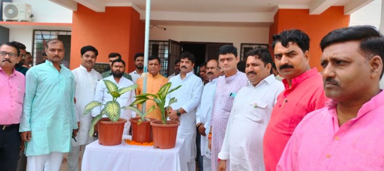 भाजपा कार्यालय पर स्वतंत्रता दिवस के अवसर पर फहराया गया तिरंगा