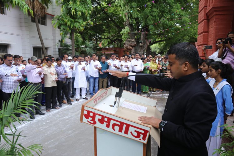 स्वतंत्रता दिवस पर जिलाधिकारी ने कलेक्ट्रेट परिसर में ध्वजारोहण किया