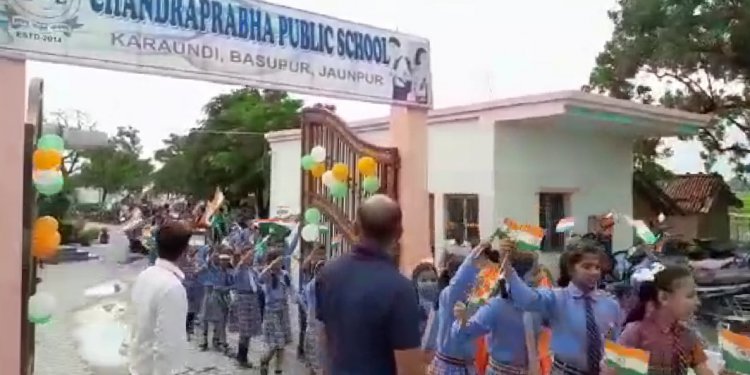 सड़कों पर तथा गॉव-गॉव के गलियो मे झंडा यात्रा