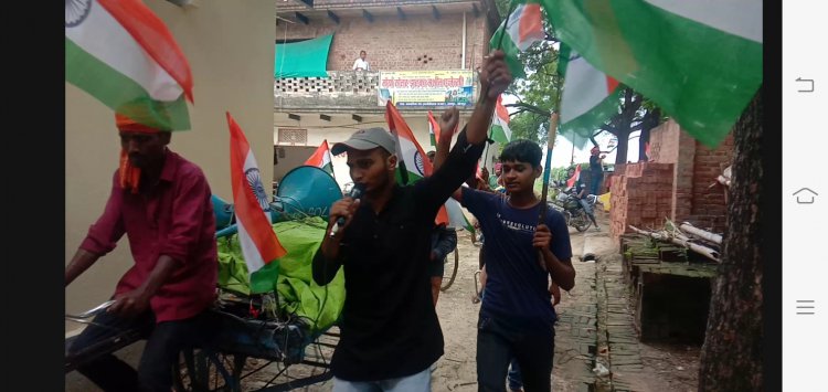 सड़कों पर तथा गॉव-गॉव के गलियो मे झंडा यात्रा