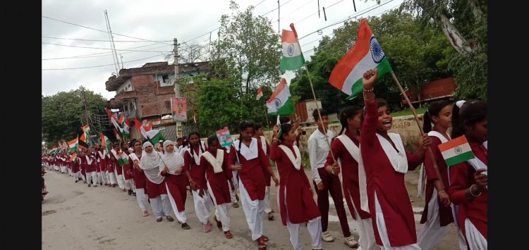 सड़कों पर तथा गॉव-गॉव के गलियो मे झंडा यात्रा