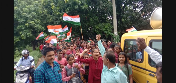 सड़कों पर तथा गॉव-गॉव के गलियो मे झंडा यात्रा