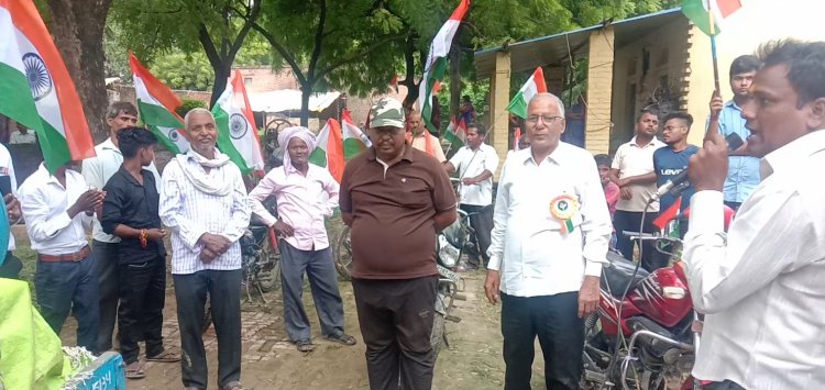 सड़कों पर तथा गॉव-गॉव के गलियो मे झंडा यात्रा
