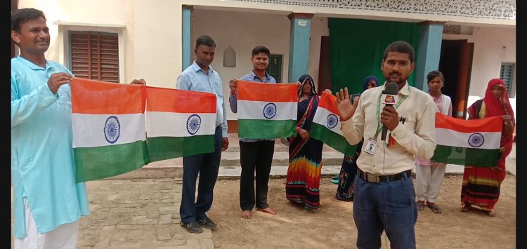 सड़कों पर तथा गॉव-गॉव के गलियो मे झंडा यात्रा