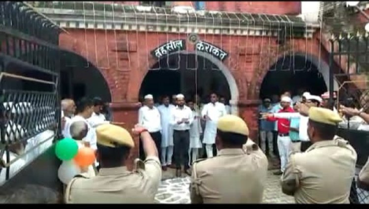 केराकत तहसील परिसर में ध्वजारोहण करते समय छूट कर गिरा ध्वज