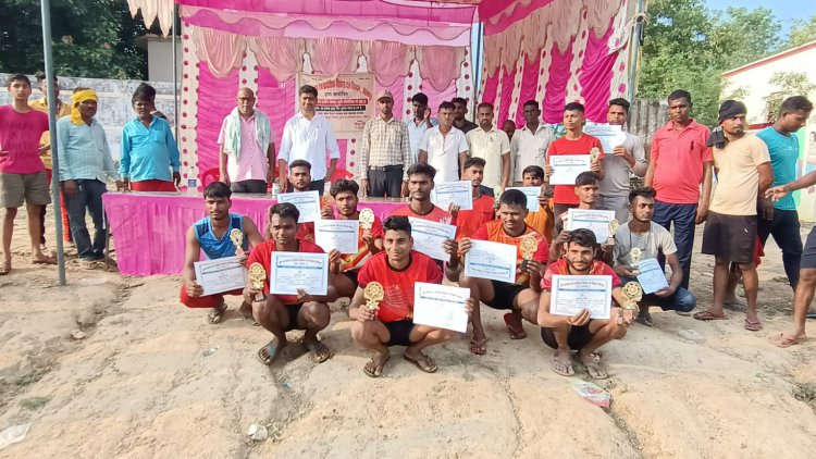 ब्लॉक स्तरीय खेलकूद आयोजन में प्रतिभागी विजेताओं को मेडल और प्रमाणपत्र देकर हौसला बढ़ाया