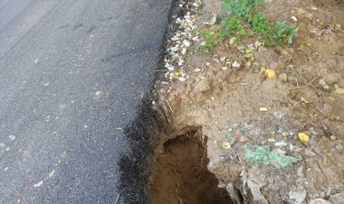 मौत को दावत दे रहा पी .डब्ल्यू.डी .के किनारे का गढा़