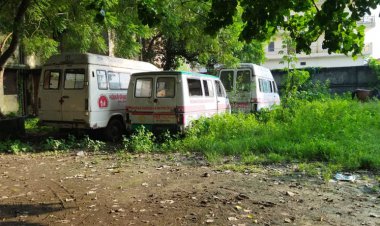 सामुदायिक स्वास्थ केंद्र केराकत में जंग खा रही सरकारी तीन एम्बुलेंस..