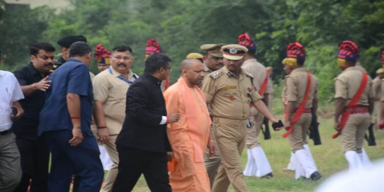 जौनपुर में मुख्यमंत्री योगी आदित्‍यनाथ ने किया मेडिकल कालेज का निरीक्षण