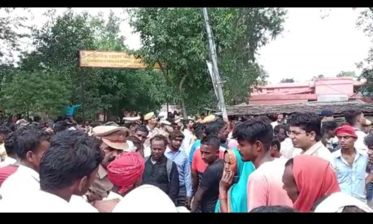 पैसे कमाने के लालच मे चिकित्सक ने प्रसूता महिला की लेली जान.परिजनो ने किया चक्काजाम व डाक्टरों पर लगाये गम्भीर आरोप