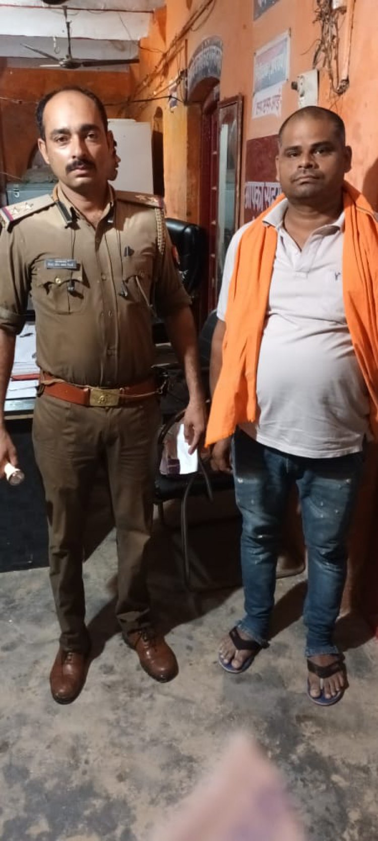 तालाब  के अंदर घुसे वारंटी को पुलिस ने किया गिरफ्तार ,दूसरा वारंटी फरार