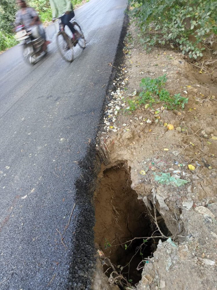 मौत को दावत दे रहा पी .डब्ल्यू.डी .के किनारे का गढा़