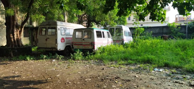 सामुदायिक स्वास्थ केंद्र केराकत में जंग खा रही सरकारी तीन एम्बुलेंस..