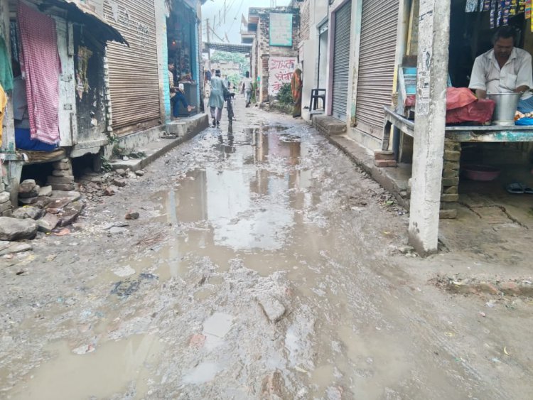 कमी किसकी है जरा एक नजर जौनपुर चंदवक के खलिया गांव के मुख्य मार्ग पर..