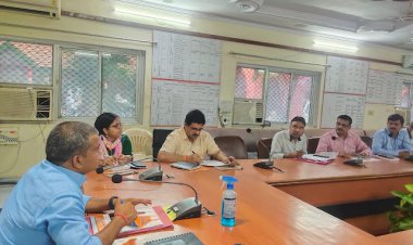 प्रधानों की लंबित जांच को लेकर कलेक्ट्रेट सभागार में अधिकारियों के साथ बैठक