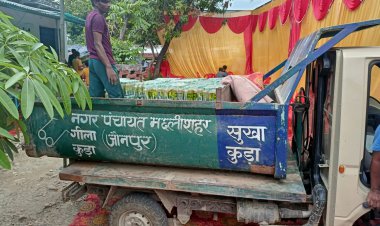 नगर पंचायत की कूड़ा गाड़ी से खाद्य पदार्थ भेजने पर आक्रोश