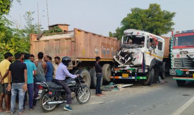 दो ट्रेलर आमने सामने भिड़े, एक ड्राइवर की मौत खलासी घायल