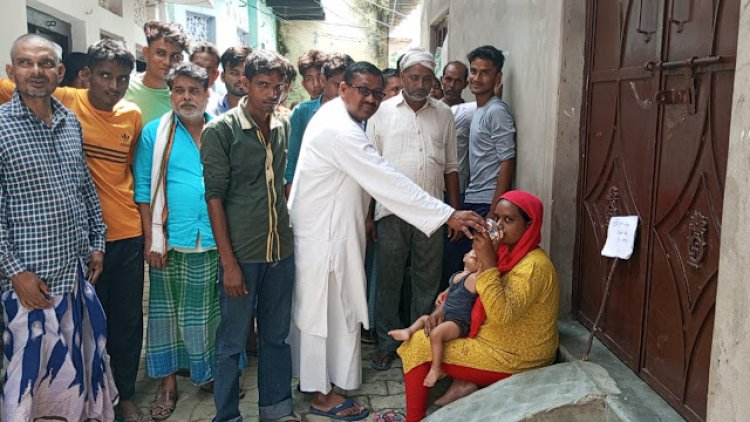 धरने पर बैठी महिला को ग्राम प्रधान ने पिलाया जूस ,पति पर हुआ मुकदमा दर्ज