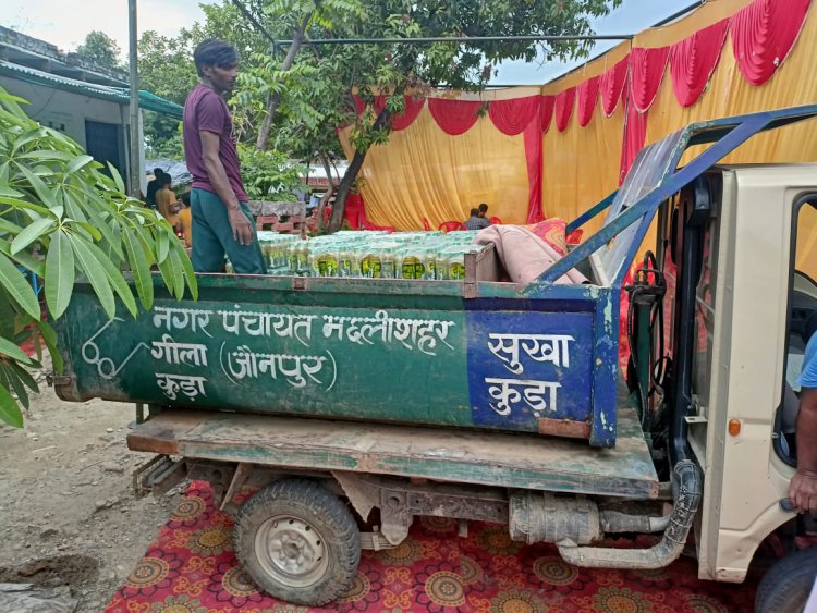 नगर पंचायत की कूड़ा गाड़ी से खाद्य पदार्थ भेजने पर आक्रोश