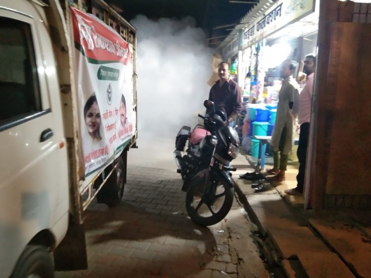 डेंगू बचाव को लेकर चंदवक बाजार में हुआ फागिंग।