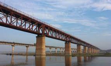 प्रयागराज : कर्जन पुल पर क्षमता से अधिक लोगों के जाने पर लगी रोक