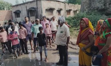 सड़क पर गड्ढो कि वजह से ग्रामीण त्रस्त, किया विरोध