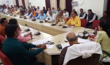 बैठक के दौरान जिलाधिकारी ने दिए सख्त निर्देश