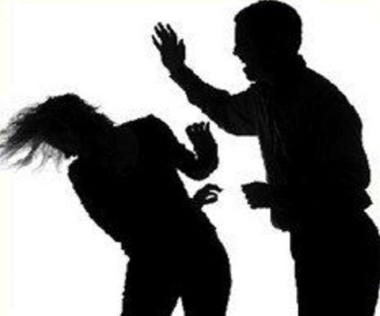 बेखौफ दबंगों ने डॉक्टर को जड़ा थप्पड़ डॉक्टर ने काम किया बंद