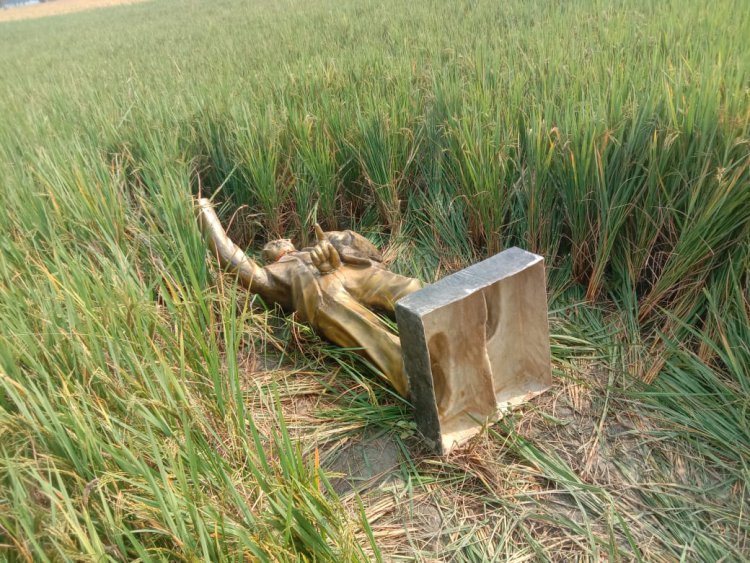डॉ भीमराव अम्बेडकर कि प्रतिमा को  तहस नहस कर फेका धान के खेत में , पुलिस जाँच में जुटी