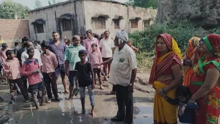 सड़क पर गड्ढो कि वजह से ग्रामीण त्रस्त, किया विरोध