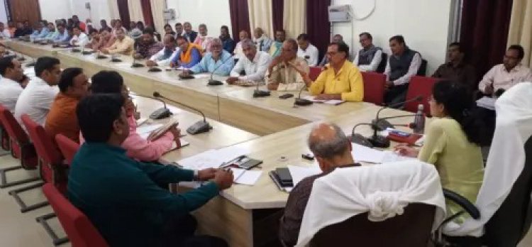 बैठक के दौरान जिलाधिकारी ने दिए सख्त निर्देश