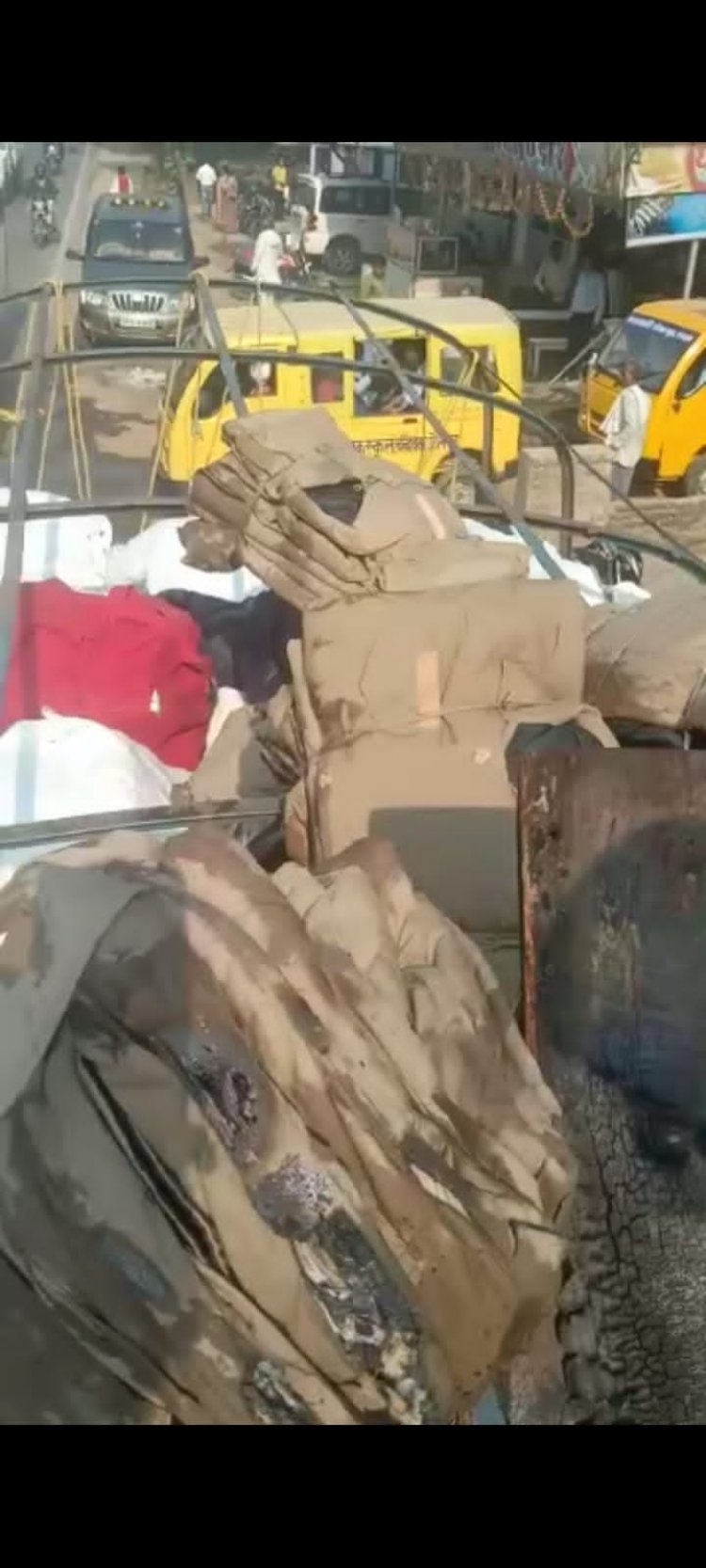 पुलिस वर्दी ले जाते समय पुलिस वैन में लगी आग।