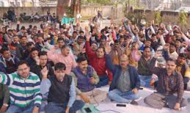 अगले पन्द्रह दिनों के लिए विद्युत कर्मियों ने लिए धरने प्रदर्शन वापस