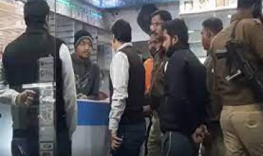 तीन प्रतिष्ठानों पर जीएसटी विभाग ने मारा छापा