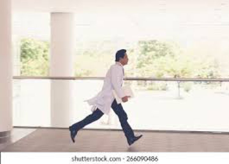 प्रतिष्ठान बंद कर भागे फ़र्जी बने चिकित्सक.