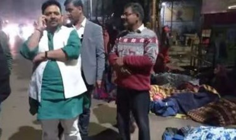 मंत्री जी ने रात में सड़क किनारे ठिठुरते लोगों को पिलाई चाय, आग का किया बंदोबस्त