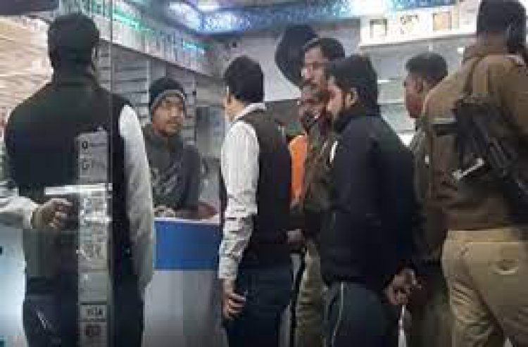 तीन प्रतिष्ठानों पर जीएसटी विभाग ने मारा छापा