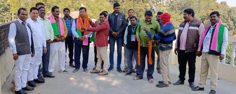 राष्ट्रीय सवर्ग समाज पार्टी नगर पंचायत गौराबादशाहपुर चेयरमैन पद के लिए प्रत्याशी घोषित किया