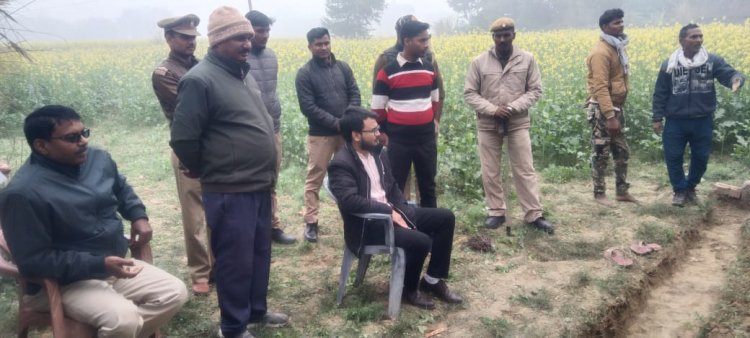 पीड़ित बुजुर्ग महिला को न्याय मिलने के बाद उसकी आंख से छलके आंसू।