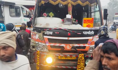 टेलर और बस की टक्कर में तीन घायल