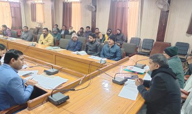 विकास  भवन के सभागार में  समीक्षा बैठक  सम्पन्न