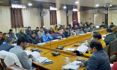 विकास भवन के सभागार में विकास कार्यों की मासिक समीक्षा बैठक