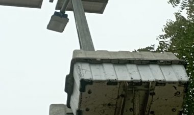 जनता गिड़गिडाती रही अपने अधिकार के लिए, सरकारी कर्मचारीयो का मौन धारण