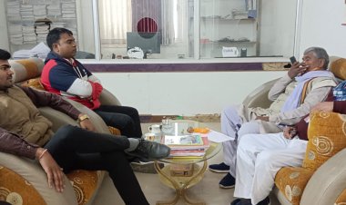 संपादक द्वारा संवाददाताओं को सच्ची व निष्पक्ष पत्रकारिता करने की दी गई सलाह