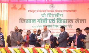 मंत्री द्वारा दीप प्रज्वलन करके, किसानों द्वारा लगाए हुए स्टालों का निरीक्षण