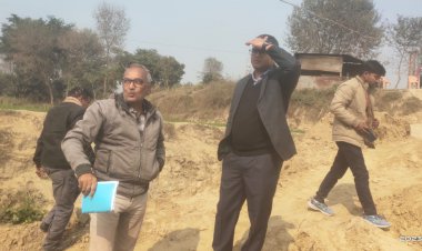 जिलाधिकारी मनीष कुमार वर्मा के द्वारा निर्माणाधीन गोमती सेतु कलीचाबाद का निरीक्षण