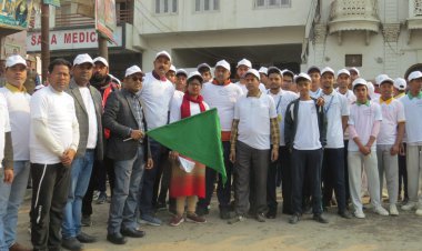 ’स्वच्छता का संदेश देने के लिए दौड़े युवा’